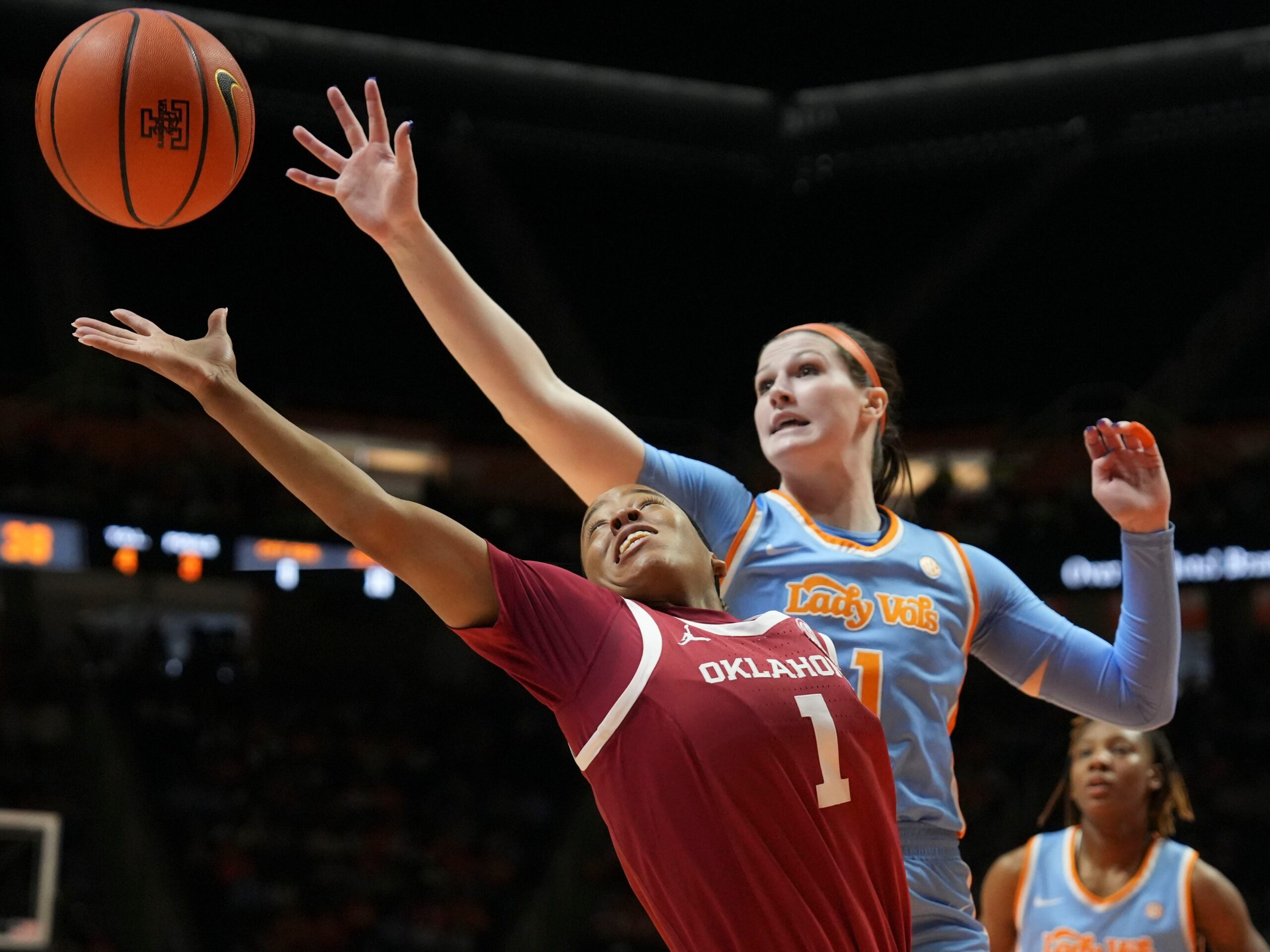 Undefeated NCAA teams fall as league basketball heats up